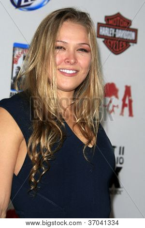 LOS ANGELES - SEP 8: Ronda Rousey มาถึงที่คัดกรองทุกซีซั่น 5 