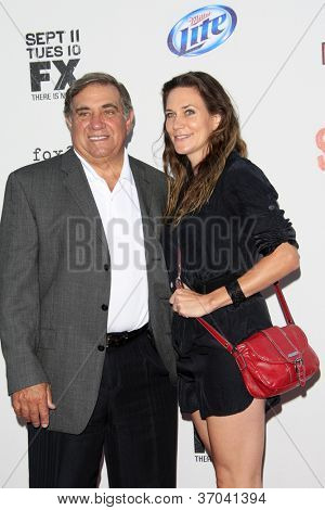 LOS ANGELES - SEP 8: Dan Lauria มาถึงที่คัดกรองทุกซีซั่น 5 