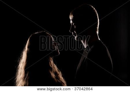 สองสาวมองกันใน semidarkness