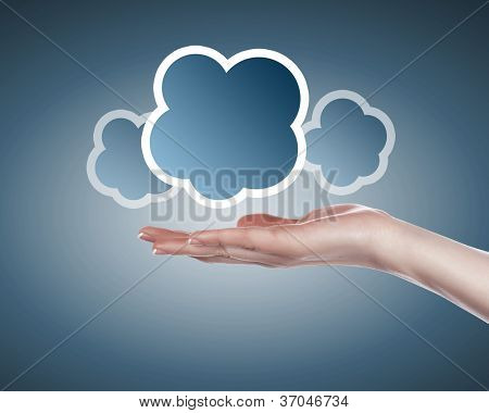 Hand med cloud computing symbol mot färg bakgrund