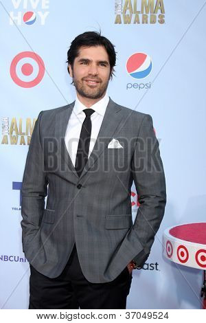 LOS ANGELES - SEP 16: Eduardo Verastegui kommt bei den 2012 ALMA Awards am Pasadena Civic Auditori