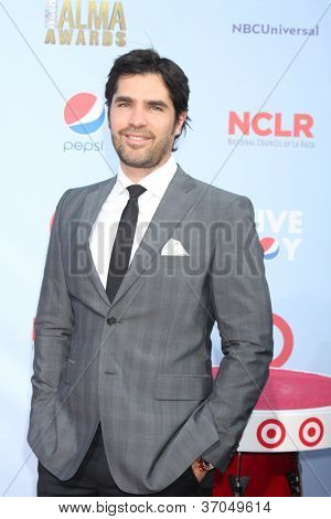 LOS ANGELES - SEP 16: Eduardo Verastegui kommt bei den 2012 ALMA Awards am Pasadena Civic Auditori