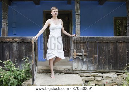 The Short-haired Girl Looks Into The Distance, Stepping Over The Threshold, Opening The Gate With He