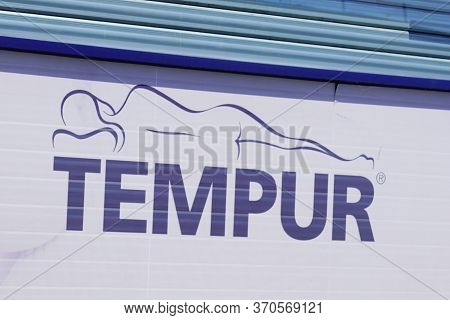 Bordeaux , Aquitaine / France - 06 06 2020 : Tempur Sign Store Logo Of Manufacturer Seller For Mattr