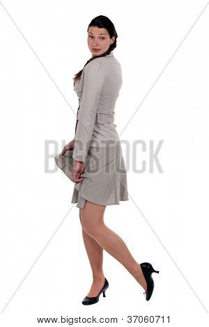 Elegante donna in posa con la tuta beige