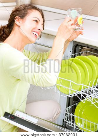 Spülmaschine. Junge Frau in der Küche, die Hausarbeit. Wash-up