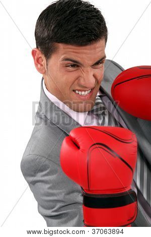 jovem empresário com luvas de boxe