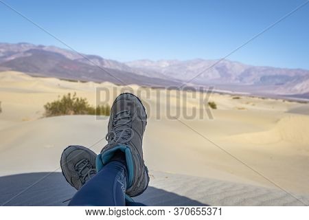 Prepare A Small Tent, Lie Down And Enjoy A Rest In The Sand Hills Of Death Valley National Park. Loo