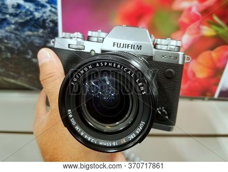 Newark, Delaware, U.s.a - November 15, 2019 - Holding The New X-t3 Fujifilm Mirrorless Camera