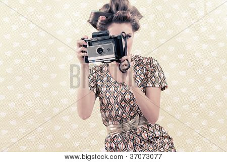 Nainen ottaa valokuva vintage 4 x 6 filmikameralla.