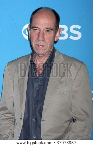 LOS ANGELES - 15 SEP: Miguel Ferrer arriveert op de CBS 2012 val première Party in Greystone Manor
