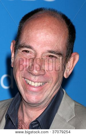 LOS ANGELES - 15 SEP: Miguel Ferrer arriveert op de CBS 2012 val première Party in Greystone Manor