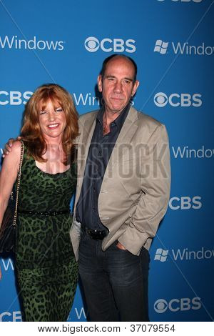 LOS ANGELES - 15 SEP: Miguel Ferrer arriveert op de CBS 2012 val première Party in Greystone Manor