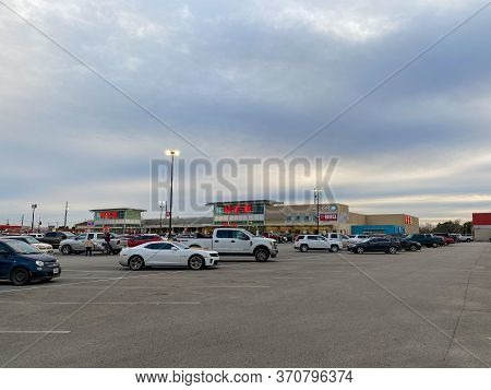 Seguin, Tx/usa - 2/24/20:  The Exterior Of A H-e-b Grocery Store In Seguin, Tx.