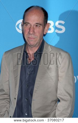LOS ANGELES - 15 SEP: Miguel Ferrer arriveert op de CBS 2012 val première Party in Greystone Manor