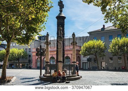 Mainz, Germany - August 12, 2018: People Walking And Enjoying View Of Nagelsaule Monument, Located N