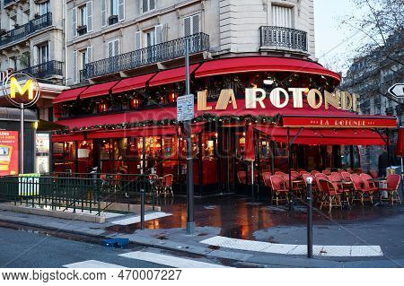 Paris, France - January 15 , 2023 : La Rotonde In The Montparnasse Quarter At Night - One Of The Mos