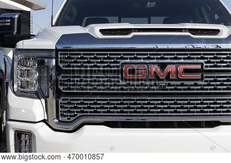 Lafayette - Circa February 2023: Gmc Sierra 2500 Hd Denali Display At A Dealership. Gmc Offers The S