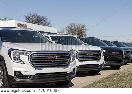 Lafayette - Circa February 2023: Gmc Terrain Suv Display At A Dealership. Gmc Offers The Terrain In 
