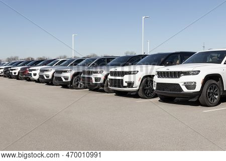 Lafayette - Circa February 2023: Jeep Grand Cherokee Display At A Stellantis Dealership. Jeep Offers