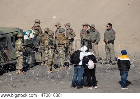 Juarez, Mexico, 12-11-2022: 1,400 Migrants, Mostly From Bolivia And Nicaragua, Cross The Border In A