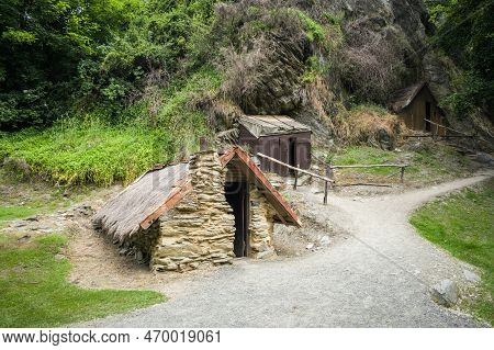 Arrowtown, Otago, New Zealand - 20th December 2022: A Group Of Small Houses In The Chinese Gold Mini