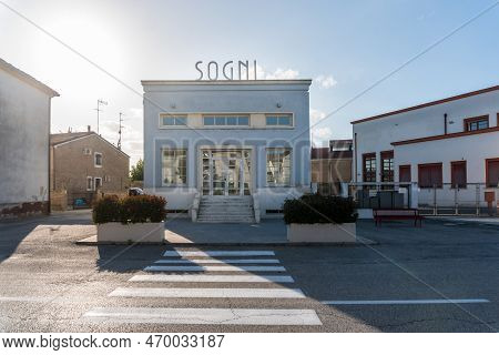 Tresigallo,italy-may 2, 2021:strollin Among The Historical Buildings In Tresigallo During A Cloudy D