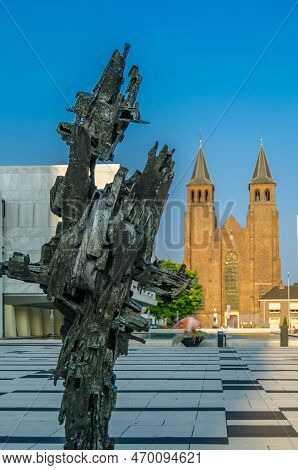 Arnhem, The Netherlands - August 23, 2013: Urban Scene, View Of The Modern Sculpture 
