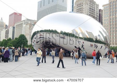 CHICAGO, IL - OCT 2: Cloud Gate a Chicago Panorama říjen 2, 2011 v Chicagu, Illinois. Mrak G