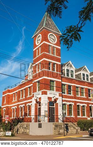 View City Hall Building In Duncan. Duncan Is The City Of Totems. The City Has 80 Totem Poles Around