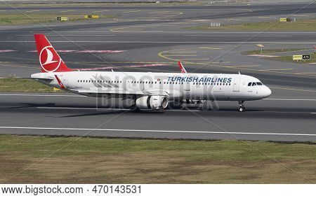 Istanbul, Turkiye - September 17, 2022: Turkish Airlines Airbus A321-231 (6599) Landing To Istanbul 