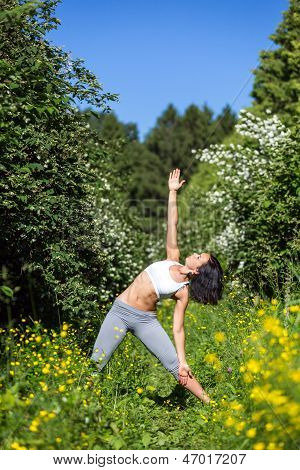 Young Woman Doing Yoga im freien