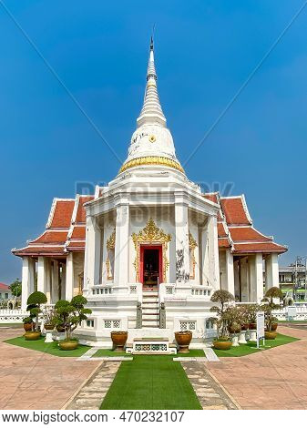 Hall Of Temple Of Wat Pradoo Chimplee In Bangkok