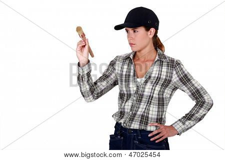 Determinada mulher segurando um pincel