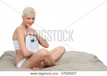 สาวบลอนด์บนเตียงเครื่องน้ำหนัก