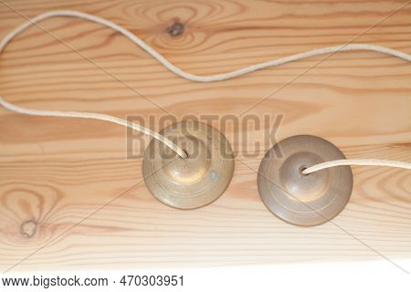 I put Tingsha on a wooden table。