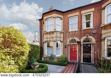 82 St Barnabas Road, Cambridge, England - August 31 1018: Traditional Bay Fronted Home In Cambridge 