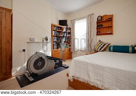 Cambridge, England - August 31 1018: Traditional Furnished Bedroom With Victorian Fireplace And Step
