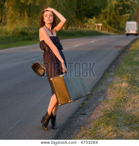 Žena čeká auto