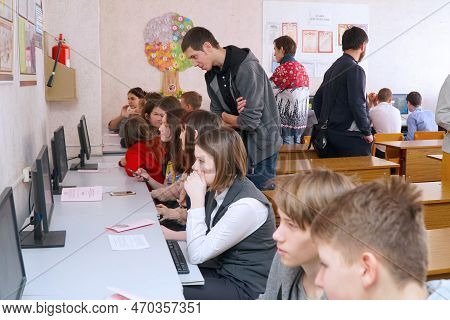 Chapaevsk, Samara Region, Russia - January 24, 2020: College In Chapaevsk City. Students In A Comput