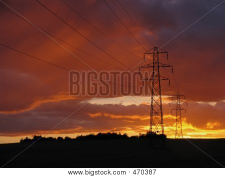 Elektrické sloupy proti západu slunce