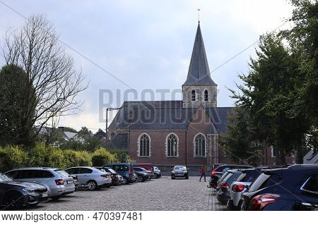Laarne, Belgium, 11 September 2022: View Of The Parish Church Of Laarne And Parking Area In The Vill