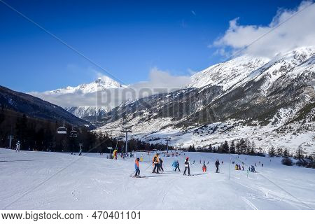 Val-cenis - France - February 24, 2022 : Skiers On Ski Slopes In The French Alps