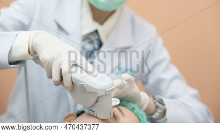 Beautician Procedure By Electric Device,ultrasound Therapy Treatment For Skin Tightening In Aestheti