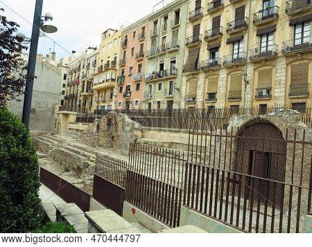 Tarragona, Spain - 06.07.2022: Tarragona Spain Streetview Of Medieval Houses Close To Roman Empre Ru