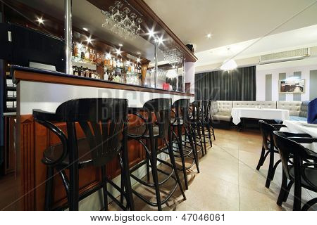 Moscou - 9 novembre : Stand de chaises noires au bar dans le cinéma de restaurant de la Neva, le 9 novembre 2012 en 