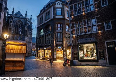 Aachen, Germany - November 8, 2022: Selective Blur On A Medieval Street Of Aachen At Dusk, With Shop