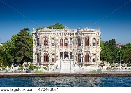 Kucuksu Kasri Pavilion On The Bosphorus Strait In Summer. Kucuksu Kasri, Or Goksu Pavilion, Is A 19t