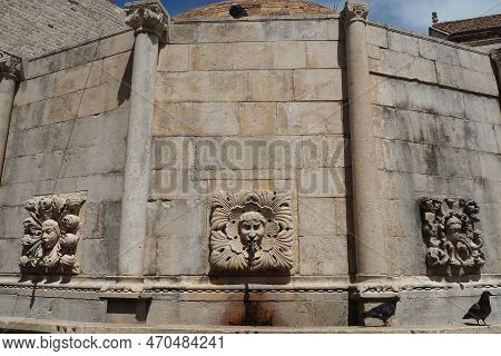 Dubrovnik, Croatia, 08.14.2022. Big Fountain Of Onofrio. A Mascaron Is A Decorative Element In The F