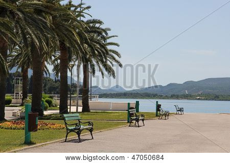 Promenaden ved havet i Tivat